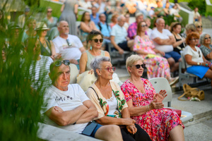Starówka Jazz Festival – Enerjazzer / Slavia Dixieland Band - Koncert jazzowy w Amfiteatrze w Tarnowie – widok na scenę i zgromadzoną publiczność.