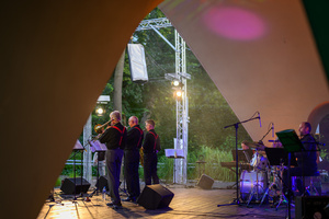 Starówka Jazz Festival – Enerjazzer / Slavia Dixieland Band - Koncert jazzowy w Amfiteatrze w Tarnowie – widok na scenę i zgromadzoną publiczność.