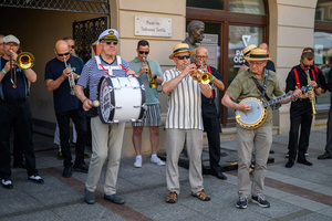 Starówka Jazz Festival – Enerjazzer / Slavia Dixieland Band - Muzycy jazzowi grający na instrumentach podczas radosnego marszu z Rynku do Amfiteatru w Tarnowie w otoczeniu mieszkańców.