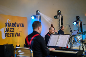 Starówka Jazz Festival – Enerjazzer / Slavia Dixieland Band - Koncert jazzowy w Amfiteatrze w Tarnowie – widok na scenę i zgromadzoną publiczność.