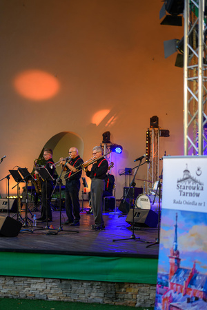 Starówka Jazz Festival – Enerjazzer / Slavia Dixieland Band - Koncert jazzowy w Amfiteatrze w Tarnowie – widok na scenę i zgromadzoną publiczność.