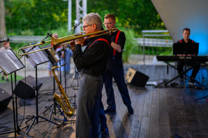 Starówka Jazz Festival – Enerjazzer / Slavia Dixieland Band - Koncert jazzowy w Amfiteatrze w Tarnowie – widok na scenę i zgromadzoną publiczność.