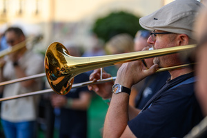 Starówka Jazz Festival – Enerjazzer / Slavia Dixieland Band - Muzycy jazzowi grający na instrumentach podczas radosnego marszu z Rynku do Amfiteatru w Tarnowie w otoczeniu mieszkańców.