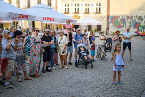 Starówka Jazz Festival – Enerjazzer / Slavia Dixieland Band - Muzycy jazzowi grający na instrumentach podczas radosnego marszu z Rynku do Amfiteatru w Tarnowie w otoczeniu mieszkańców.