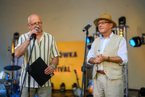 Starówka Jazz Festival – Enerjazzer / Slavia Dixieland Band - Koncert jazzowy w Amfiteatrze w Tarnowie – widok na scenę i zgromadzoną publiczność.