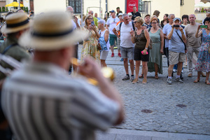 Starówka Jazz Festival – Enerjazzer / Slavia Dixieland Band - Muzycy jazzowi grający na instrumentach podczas radosnego marszu z Rynku do Amfiteatru w Tarnowie w otoczeniu mieszkańców.