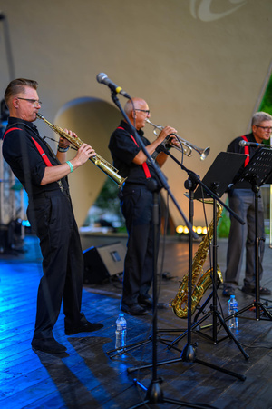 Starówka Jazz Festival – Enerjazzer / Slavia Dixieland Band - Koncert jazzowy w Amfiteatrze w Tarnowie – widok na scenę i zgromadzoną publiczność.