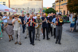 Starówka Jazz Festival – Enerjazzer / Slavia Dixieland Band - Muzycy jazzowi grający na instrumentach podczas radosnego marszu z Rynku do Amfiteatru w Tarnowie w otoczeniu mieszkańców.