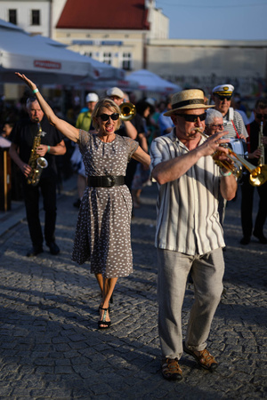 Starówka Jazz Festival – Enerjazzer / Slavia Dixieland Band - Muzycy jazzowi grający na instrumentach podczas radosnego marszu z Rynku do Amfiteatru w Tarnowie w otoczeniu mieszkańców.