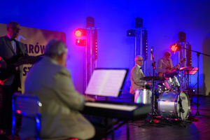 Starówka Jazz Festival – Enerjazzer / Slavia Dixieland Band - Koncert jazzowy w Amfiteatrze w Tarnowie – widok na scenę i zgromadzoną publiczność.