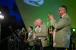 Starówka Jazz Festival – Enerjazzer / Slavia Dixieland Band - Koncert jazzowy w Amfiteatrze w Tarnowie – widok na scenę i zgromadzoną publiczność.