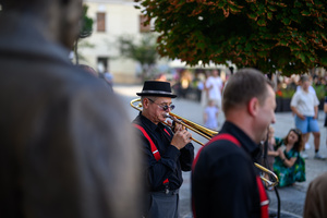 Starówka Jazz Festival – Enerjazzer / Slavia Dixieland Band - Muzycy jazzowi grający na instrumentach podczas radosnego marszu z Rynku do Amfiteatru w Tarnowie w otoczeniu mieszkańców.