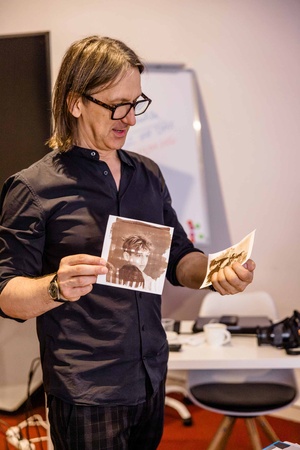 Warsztaty fotograficzne: Brąz van Dyke - Andrzej Grudzień omawia z uczestnikami pierwsze naświetlone fotografie.