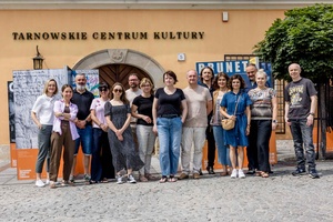 Warsztaty fotograficzne: Brąz van Dyke - Zdjęcie grupowe wszystkich uczestników z prowadzącym warsztaty Andrzejem Grudniem.