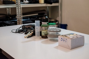 Warsztaty fotograficzne: Brąz van Dyke - Stół w ciemni z przygotowaną chemią i narzędziami.