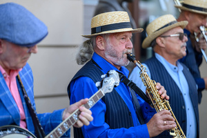 Starówka Jazz Festival – Old Boys Band / Big Band Bochnia - Muzycy jazzowi grający na instrumentach podczas radosnego marszu z Rynku do Amfiteatru w Tarnowie w otoczeniu mieszkańców.