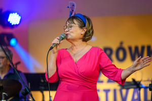 Starówka Jazz Festival – Old Boys Band / Big Band Bochnia - Koncert jazzowy w Amfiteatrze w Tarnowie – widok na scenę i zgromadzoną publiczność.