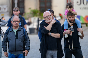 Starówka Jazz Festival – Old Boys Band / Big Band Bochnia - Muzycy jazzowi grający na instrumentach podczas radosnego marszu z Rynku do Amfiteatru w Tarnowie w otoczeniu mieszkańców.