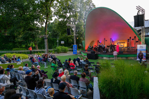 Starówka Jazz Festival – Old Boys Band / Big Band Bochnia - Koncert jazzowy w Amfiteatrze w Tarnowie – widok na scenę i zgromadzoną publiczność.