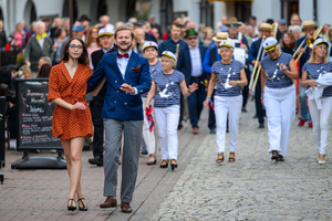 Starówka Jazz Festival – Old Boys Band / Big Band Bochnia - Muzycy jazzowi grający na instrumentach podczas radosnego marszu z Rynku do Amfiteatru w Tarnowie w otoczeniu mieszkańców.