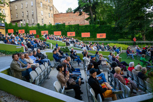 Starówka Jazz Festival – Old Boys Band / Big Band Bochnia - Koncert jazzowy w Amfiteatrze w Tarnowie – widok na scenę i zgromadzoną publiczność.