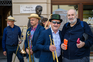 Starówka Jazz Festival – Old Boys Band / Big Band Bochnia - Muzycy jazzowi grający na instrumentach podczas radosnego marszu z Rynku do Amfiteatru w Tarnowie w otoczeniu mieszkańców.