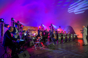 Starówka Jazz Festival – Old Boys Band / Big Band Bochnia - Koncert jazzowy w Amfiteatrze w Tarnowie – widok na scenę i zgromadzoną publiczność.