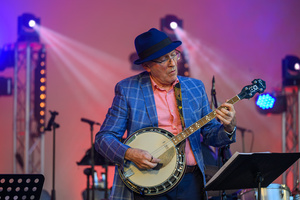 Starówka Jazz Festival – Old Boys Band / Big Band Bochnia - Koncert jazzowy w Amfiteatrze w Tarnowie – widok na scenę i zgromadzoną publiczność.