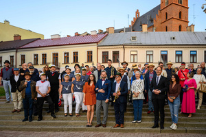 Starówka Jazz Festival – Old Boys Band / Big Band Bochnia - Muzycy jazzowi grający na instrumentach podczas radosnego marszu z Rynku do Amfiteatru w Tarnowie w otoczeniu mieszkańców.