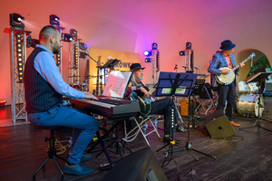 Starówka Jazz Festival – Old Boys Band / Big Band Bochnia - Koncert jazzowy w Amfiteatrze w Tarnowie – widok na scenę i zgromadzoną publiczność.