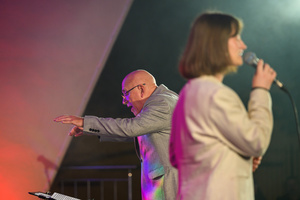 Starówka Jazz Festival – Old Boys Band / Big Band Bochnia - Koncert jazzowy w Amfiteatrze w Tarnowie – widok na scenę i zgromadzoną publiczność.