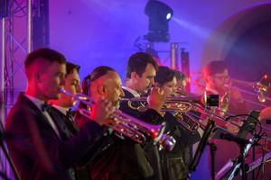 Starówka Jazz Festival – Old Boys Band / Big Band Bochnia - Koncert jazzowy w Amfiteatrze w Tarnowie – widok na scenę i zgromadzoną publiczność.