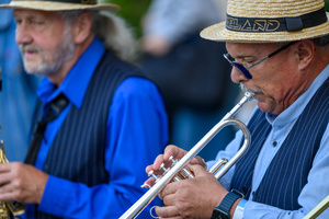 Starówka Jazz Festival – Old Boys Band / Big Band Bochnia - Muzycy jazzowi grający na instrumentach podczas radosnego marszu z Rynku do Amfiteatru w Tarnowie w otoczeniu mieszkańców.