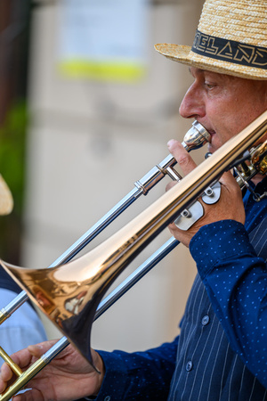 Starówka Jazz Festival – Old Boys Band / Big Band Bochnia - Muzycy jazzowi grający na instrumentach podczas radosnego marszu z Rynku do Amfiteatru w Tarnowie w otoczeniu mieszkańców.