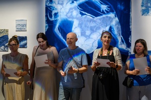 Wystawa: Alchemia obrazu - Autorzy wystawy na tle prac z Cyjanotypii.