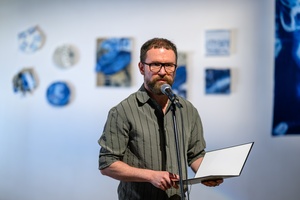 Wystawa: Alchemia obrazu - Marcin Dąbek podczas przemowy.