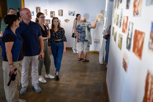 Wystawa: Alchemia obrazu - Publiczność oglądająca wystawę.