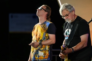 Był Sobie Blues 2026: Śląska Grupa Bluesowa - Na scenie na pierwszym planie grający na gitarze Leszek Winder, w tle harmonijkarz Michał Kielak