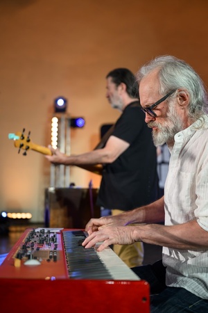 Był Sobie Blues 2026: Śląska Grupa Bluesowa - Na scenie na pierwszym planie grający na klawiszach Krzysztof Głuch i w tle grający na basie Mirek Rzepa