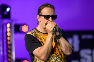 Był Sobie Blues 2026: Śląska Grupa Bluesowa - Na scenie grający na harmonijce ustnej Michał Kielak