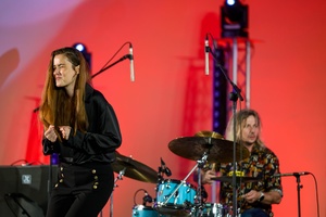 Był Sobie Blues 2026: Śląska Grupa Bluesowa - Na scenie na pierwszym planie wokalistka Agnieszka Łapka, w tle grający na perkusji Maks Ziobro