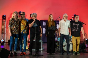 Był Sobie Blues 2026: Śląska Grupa Bluesowa - Na amfiteatralnej scenie Śląska Grupa Bluesowa dziękująca tarnowskiej publiczności