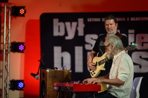 Był Sobie Blues 2026: Śląska Grupa Bluesowa - Na scenie na pierwszym planie grający na klawiszach Krzysztof Głuch i w tle grający na basie Mirek Rzepa