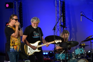 Był Sobie Blues 2026: Śląska Grupa Bluesowa - Na scenie na pierwszym planie grający na gitarze lider ŚGB Leszek Winder