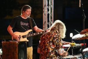 Był Sobie Blues 2026: Śląska Grupa Bluesowa - Na scenie na pierwszym  planie grający na perkusji Maks Ziobro, w tle grający na basie Mirek Rzepa
