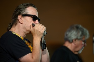Był Sobie Blues 2026: Śląska Grupa Bluesowa - Na scenie grający na harmonijce ustnej Michał Kielak, w tle Leszek Winder
