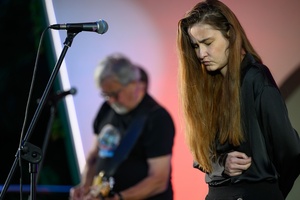 Był Sobie Blues 2026: Śląska Grupa Bluesowa - Na scenie na pierwszym planie wokalistka ŚGB Agnieszka Łapka, w tle grający na gitarze Leszek Winder