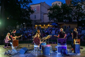 Był Sobie Blues 2026: Śląska Grupa Bluesowa - Na amfiteatralnej scenie Śląska Grupa Bluesowa z perspektywy sceny, w tle tarnowska publiczność