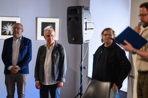 Wystawa: Depresje - od lewej Tomasz Sobczak, Andrzej Protasiuk, Arek Akki, Marcin Dąbek podczas przemowy na otwarciu wystawy.