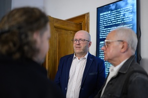 Wystawa: Depresje - Publiczność oglądająca wystawę.